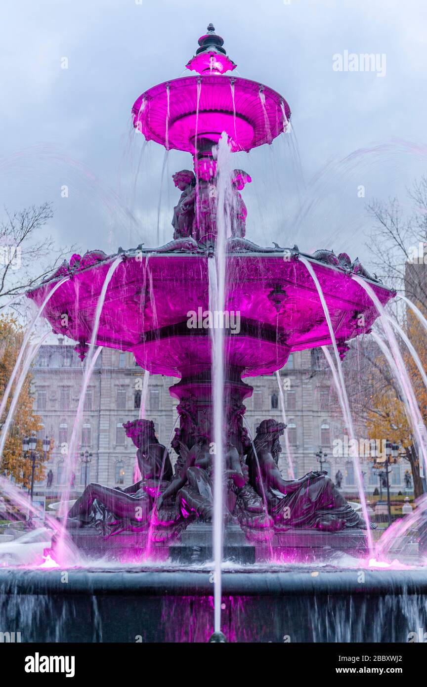 Fontaine de Tourny (fontaine de Tourny) dans les jardins du Parlement, Assemblée nationale du Québec au crépuscule, Québec, Canada. Banque D'Images