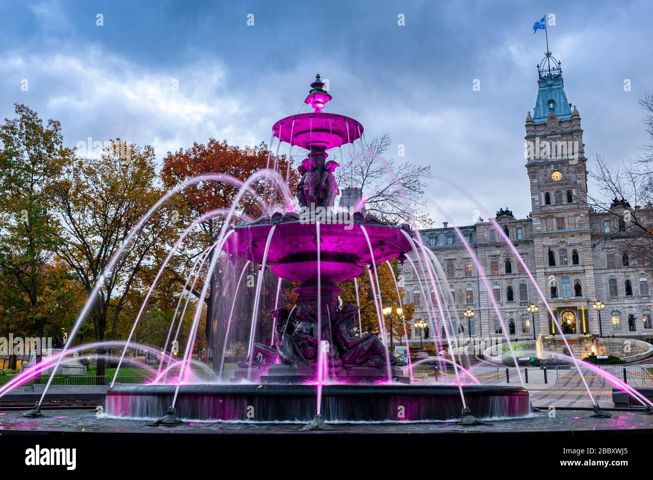 Fontaine de Tourny et Parlement, Assemblée nationale du Québec au crépuscule, Québec, Canada. Banque D'Images