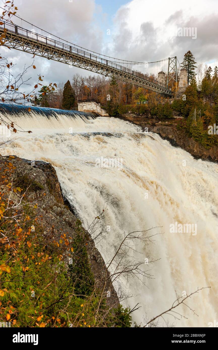 Paysage québécois, chutes Montmorency (chute Montmorency), parc des chutes Montmorency (parc de la chute-Montmorency) à l'automne, Québec, Canada. Banque D'Images