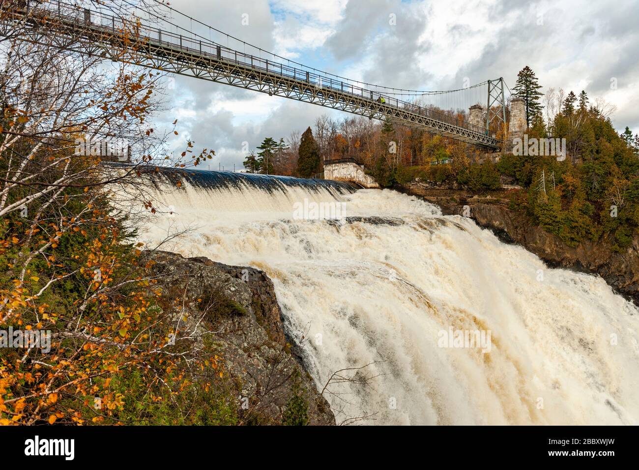 Paysage québécois, chutes Montmorency (chute Montmorency), parc des chutes Montmorency (parc de la chute-Montmorency) à l'automne, Québec, Canada. Banque D'Images