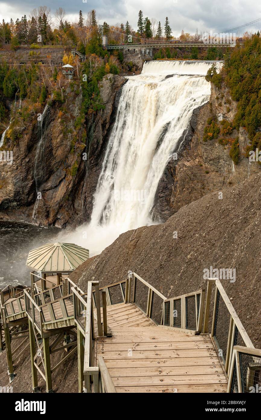 Paysage québécois, chutes Montmorency (chute Montmorency), parc des chutes Montmorency (parc de la chute-Montmorency) à l'automne, Québec, Canada. Banque D'Images