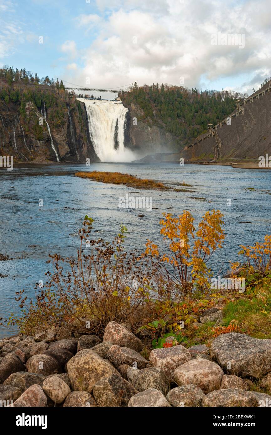 Paysage québécois, chutes Montmorency (chute Montmorency), parc des chutes Montmorency (parc de la chute-Montmorency) à l'automne, Québec, Canada. Banque D'Images