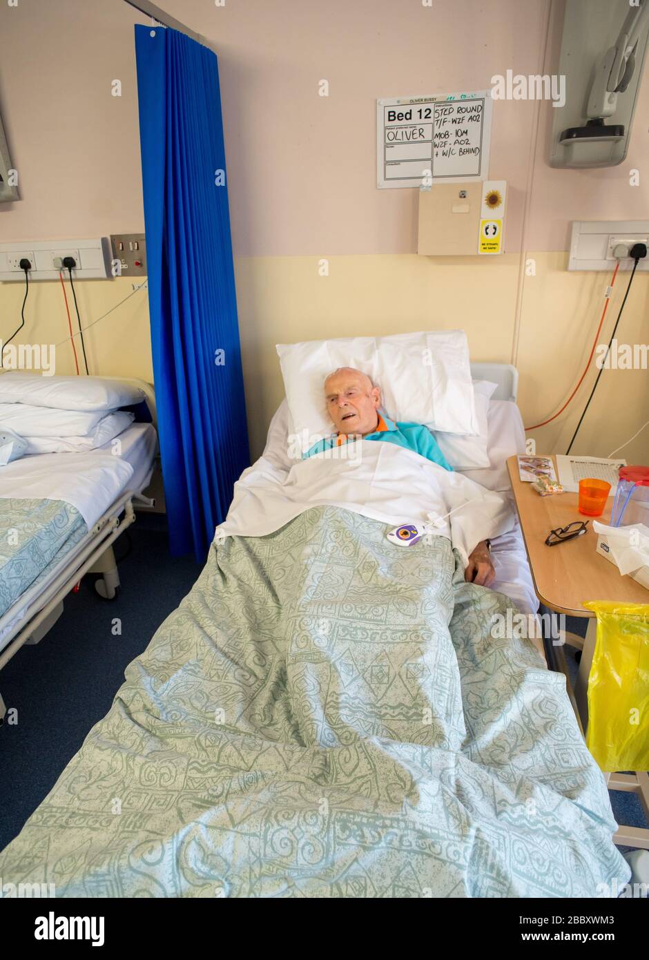 ANDOVER,HAMPSHIRE/ROYAUME-UNI- 25 DÉCEMBRE 2019:un homme âgé avec des lésions cérébrales, un parent du photographe, se trouve dans le lit de la guerre de Kingfisher Rehab Banque D'Images