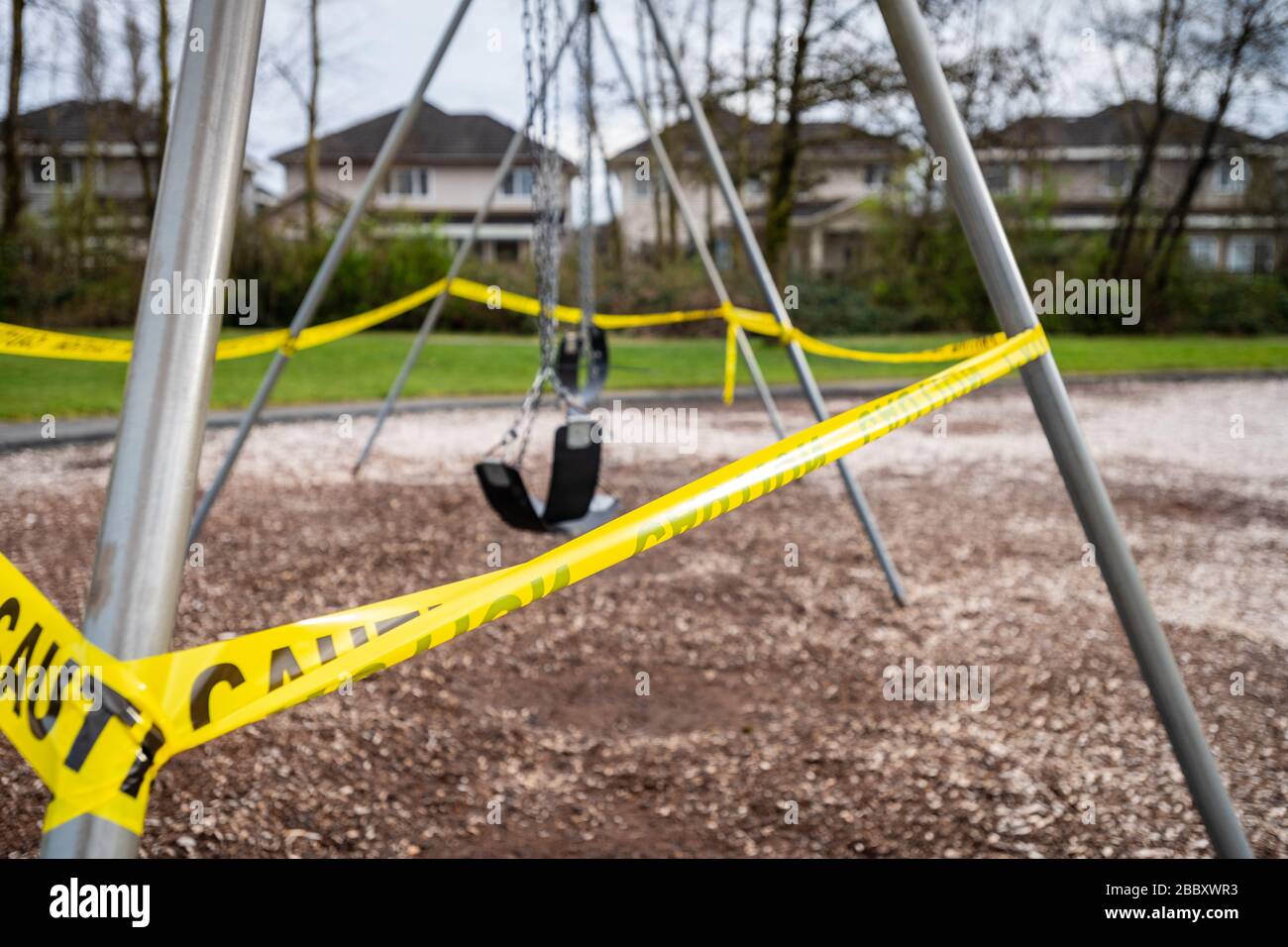 Surrey, Canada - 29 mars 2020 : fermeture des balançoires et de l'aire de jeux en raison de la pandémie de Coronavirus Covid-19 Banque D'Images