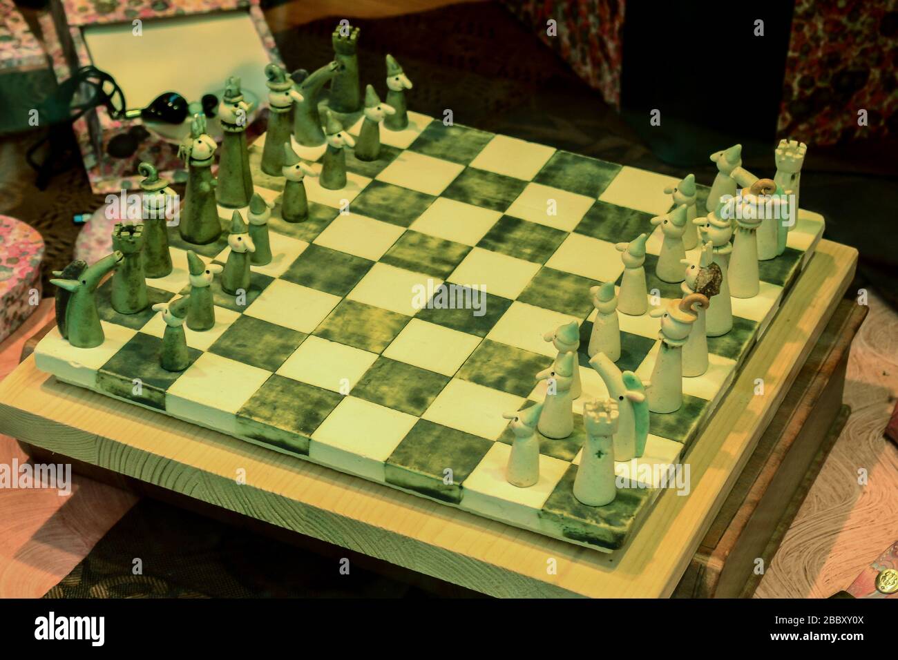 Belle échecs en bois fait main italien sur chessboard Banque D'Images