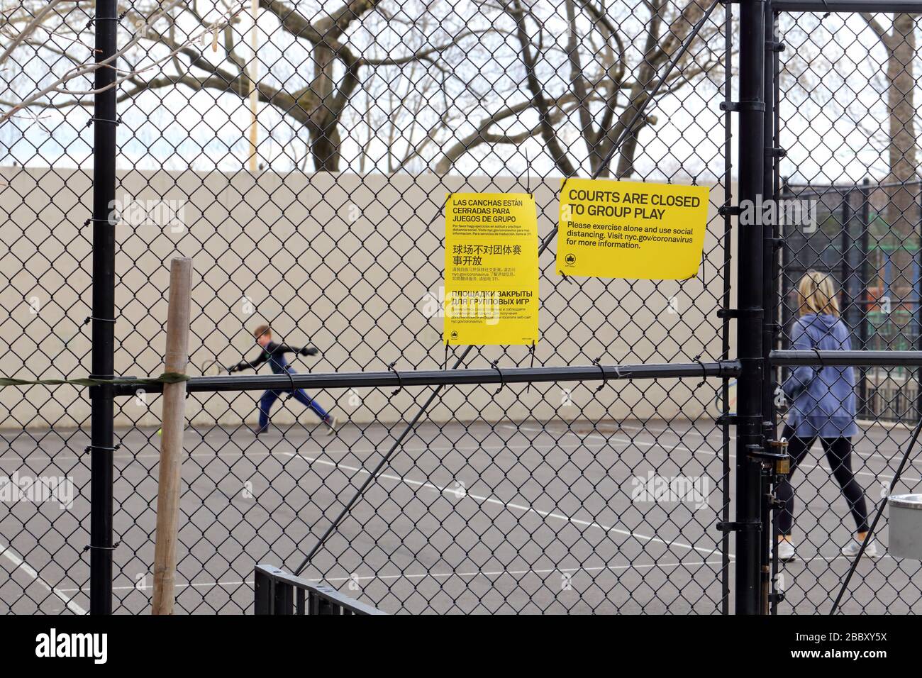 New York, NY, 31 mars 2020. Une mère et un enfant peuvent faire de l'exercice en plein air pendant qu'ils pratiquent le tennis... POUR PLUS D'INFORMATIONS SUR LA LÉGENDE COMPLÈTE, REPORTEZ-VOUS À LA SECTION Banque D'Images