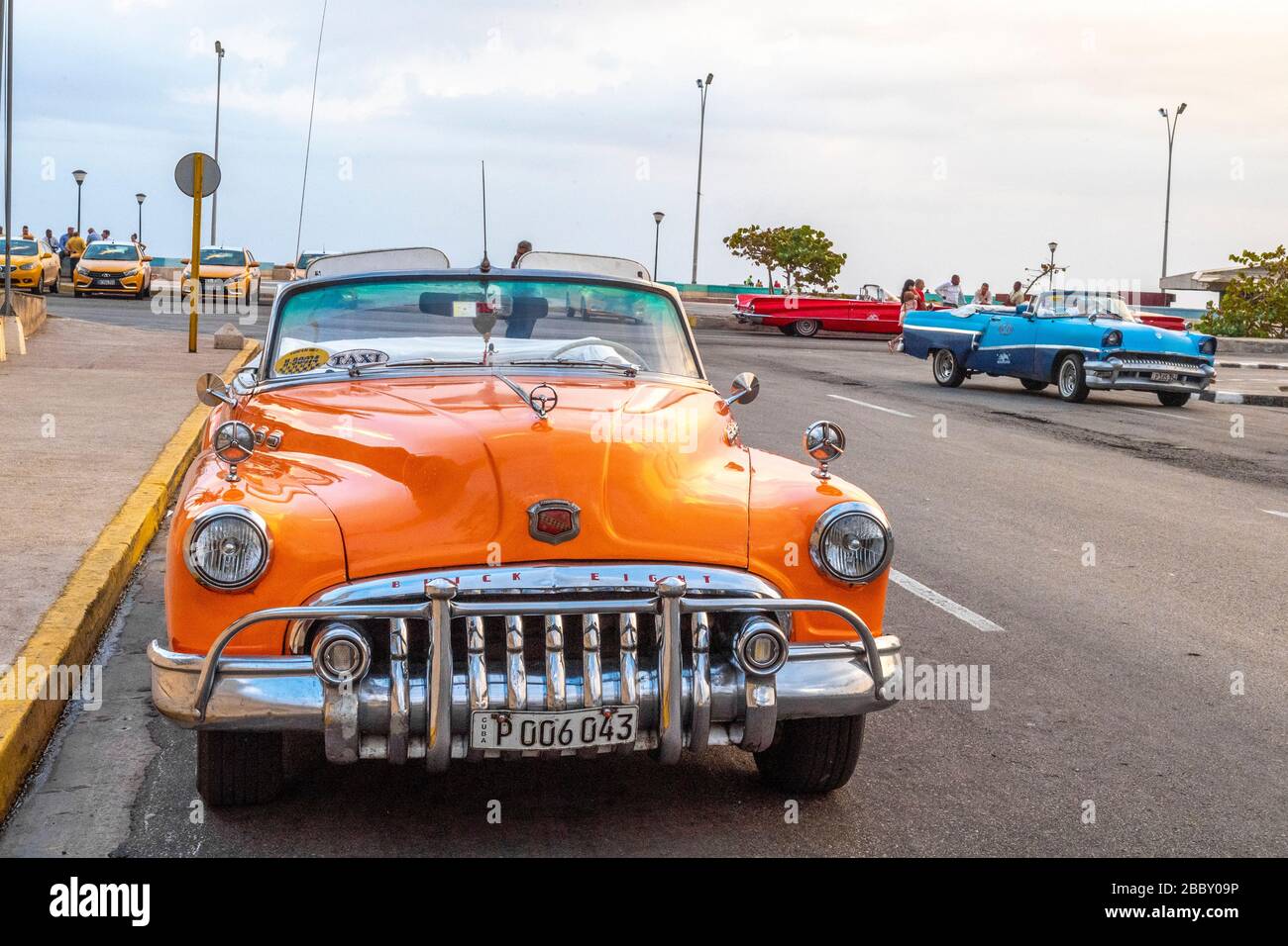 Voitures américaines anciennes des années 50 dans les rues de la Havane Banque D'Images