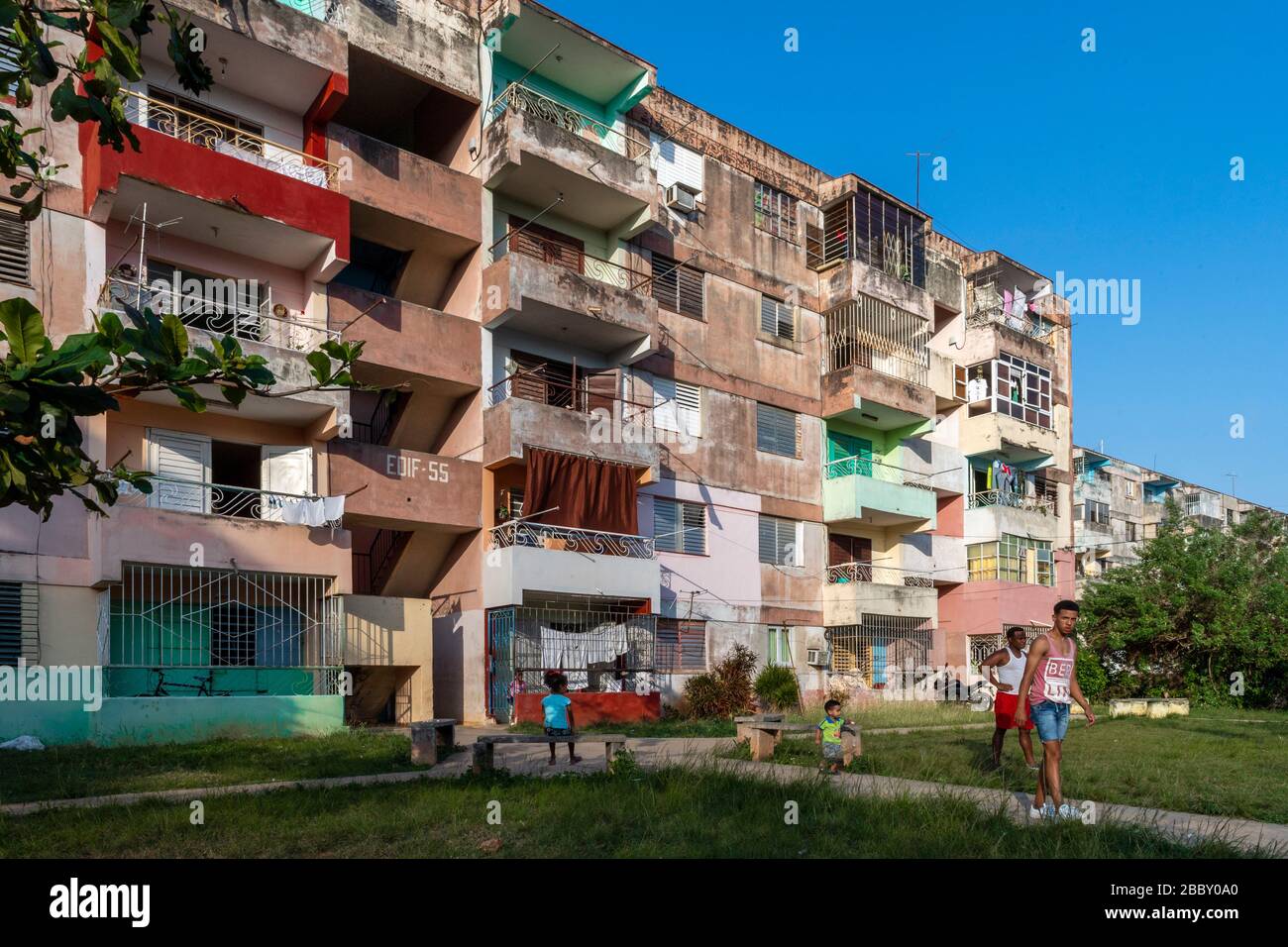 Blocs de logements de style soviétique, quartier de Santiago de Las Vegas, la Havane Banque D'Images