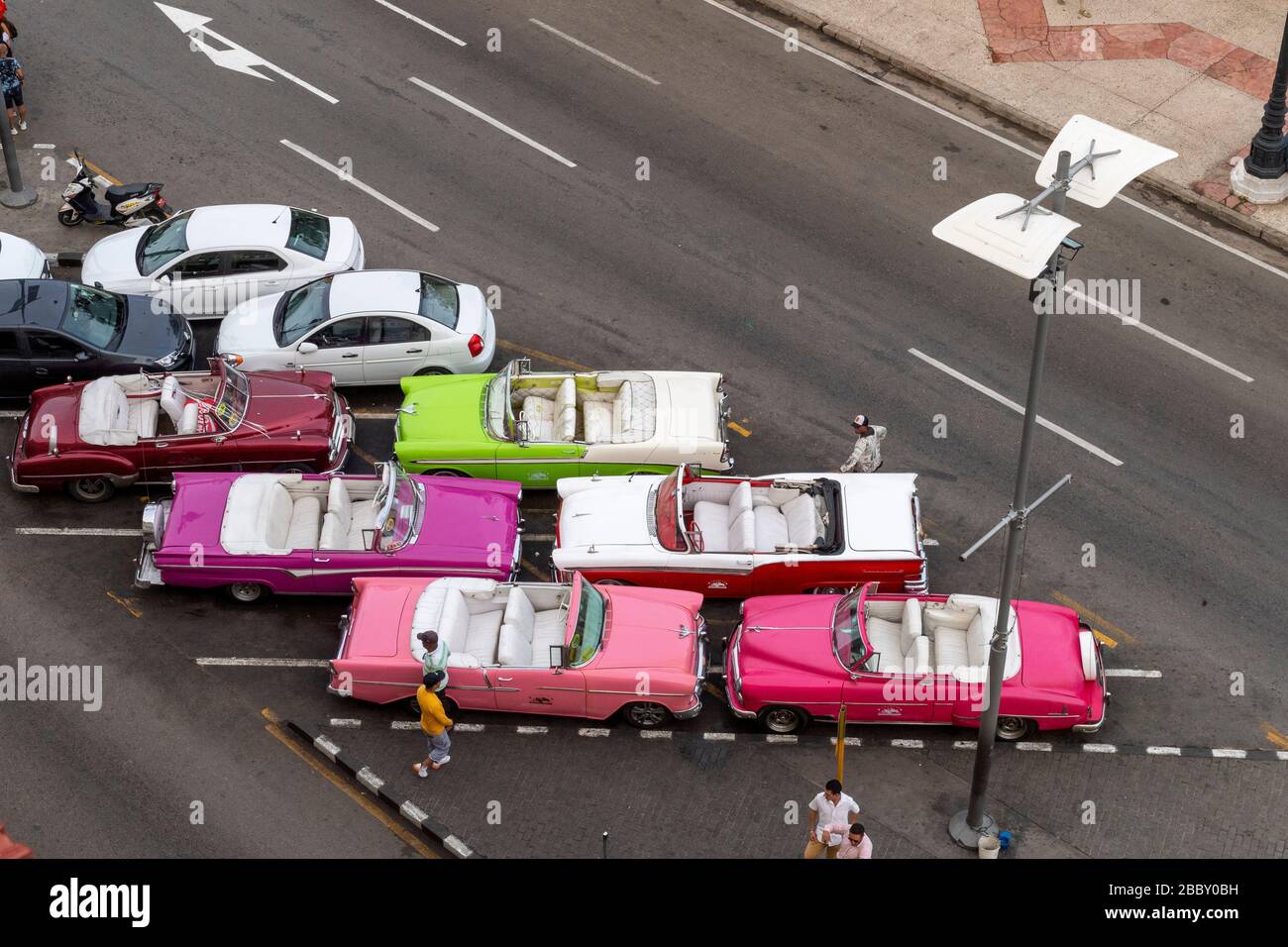 Voitures américaines anciennes des années 50 stationnées dans les rues de la vieille Habana Banque D'Images