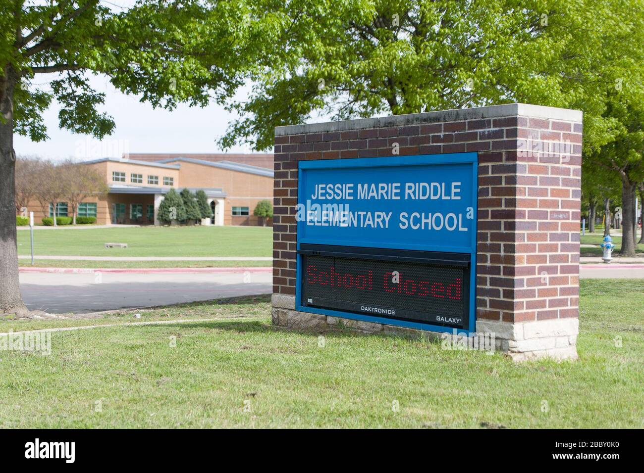 Dallas, États-Unis. 1 avril 2020. Une école primaire est fermée en raison de la propagation de COVID-19 à Plano, Texas, États-Unis, 1er avril 2020. Le gouverneur du Texas, Greg Abbott, a prolongé mardi les protocoles de distanciation sociale jusqu'à la fin du mois d'avril pour lutter contre la pandémie de COVID-19. Crédit: DaN Tian/Xinhua/Alay Live News Banque D'Images