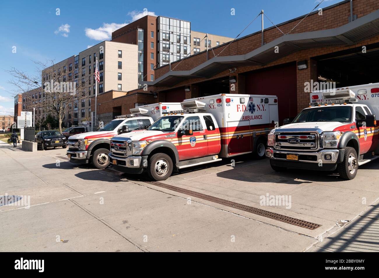 New York, NY - 1 avril 2020: Les véhicules se tiennent à la station EMT FDNY desservant le Kings County Hospital Center de Brooklyn où les patients pour COVID-19 ont été traités Banque D'Images