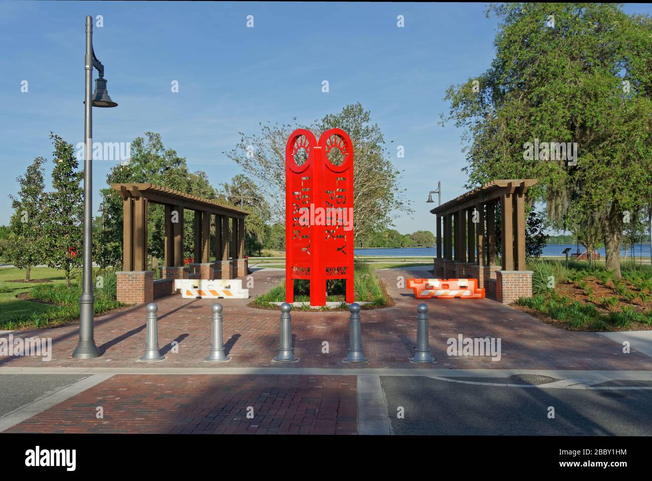 1ER AVRIL 2020, INVERNESS, FL : barricades avec panneaux indiquant « Park Closed » en raison de l'accès au bar COVID-19 aux parcs publics d'Inverness « jusqu'à nouvel ordre ». Banque D'Images