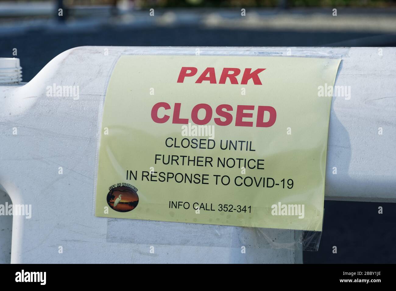 1ER AVRIL 2020, INVERNESS, FL : barricades avec panneaux indiquant « Park Closed » en raison de l'accès au bar COVID-19 aux parcs publics d'Inverness « jusqu'à nouvel ordre ». Banque D'Images