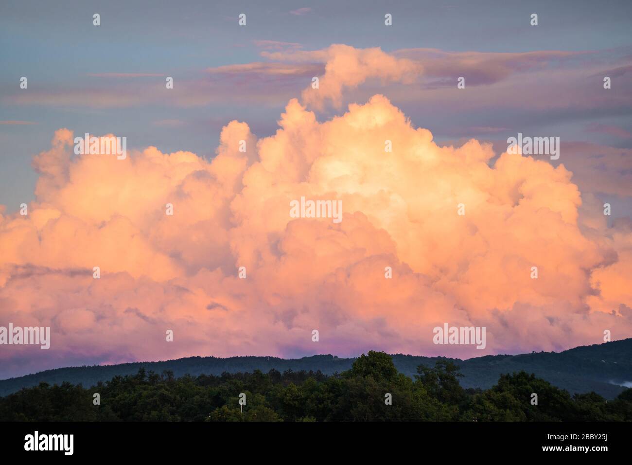 Panorama spectaculaire du cumulus dans l'atmosphère du ciel au coucher du soleil ou à la lumière du crépuscule du lever du soleil. Nuages, météo nuageux météorologie prévisions contexte. Banque D'Images