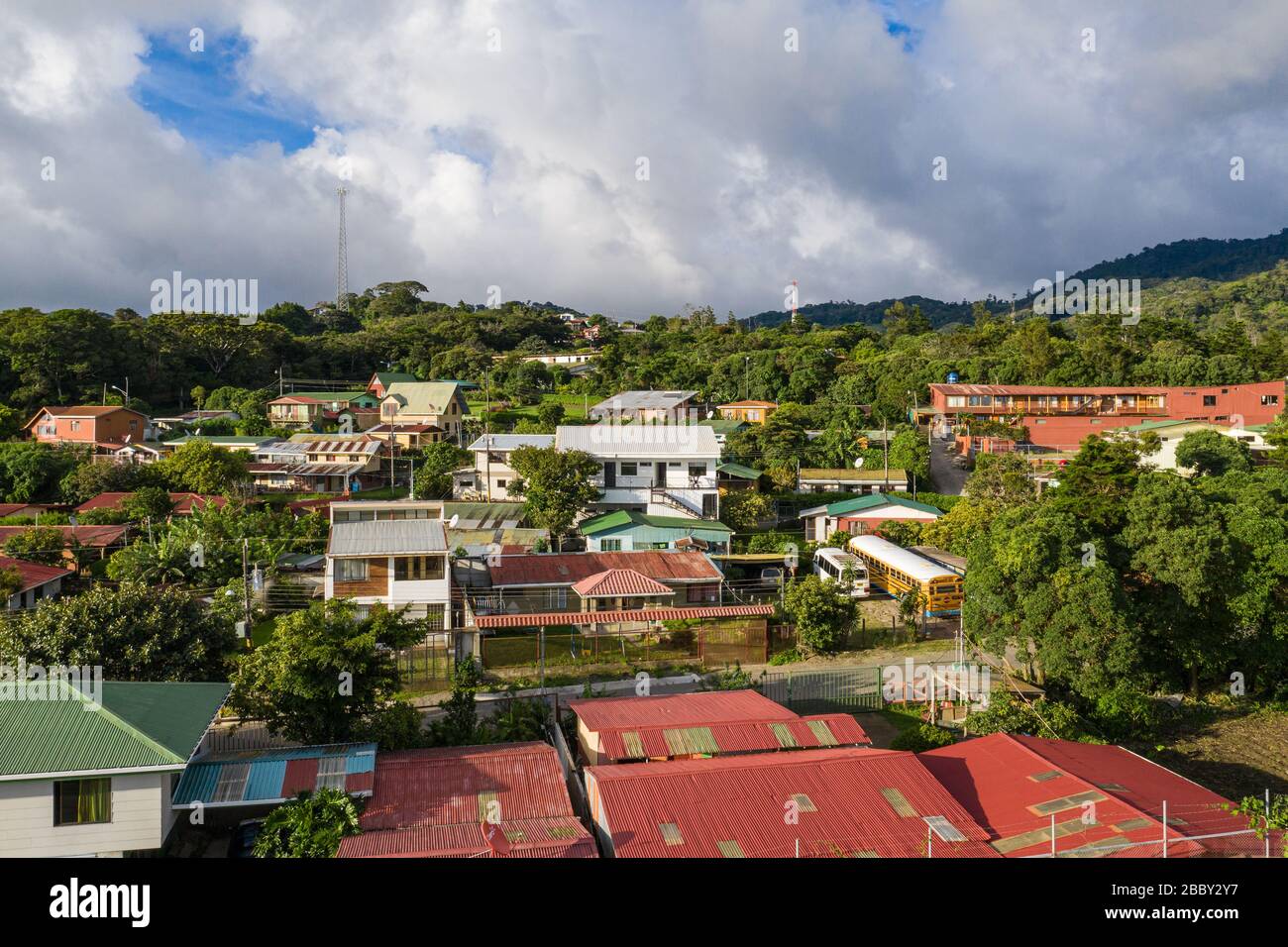 Vue aérienne de la ville de Santa Elena, porte d'entrée aux forêts de  nuages du centre du Costa Rica et la ville la plus proche de la célèbre  réserve forestière de Monteverde