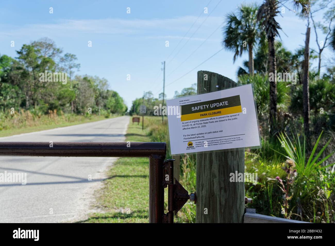 1ER AVRIL 2020, CRYSTAL RIVER, FL : barricades avec des panneaux indiquant « Park Closed » en raison de l'accès au bar COVID-19 aux parcs d'état de Floride jusqu'à nouvel ordre. Banque D'Images