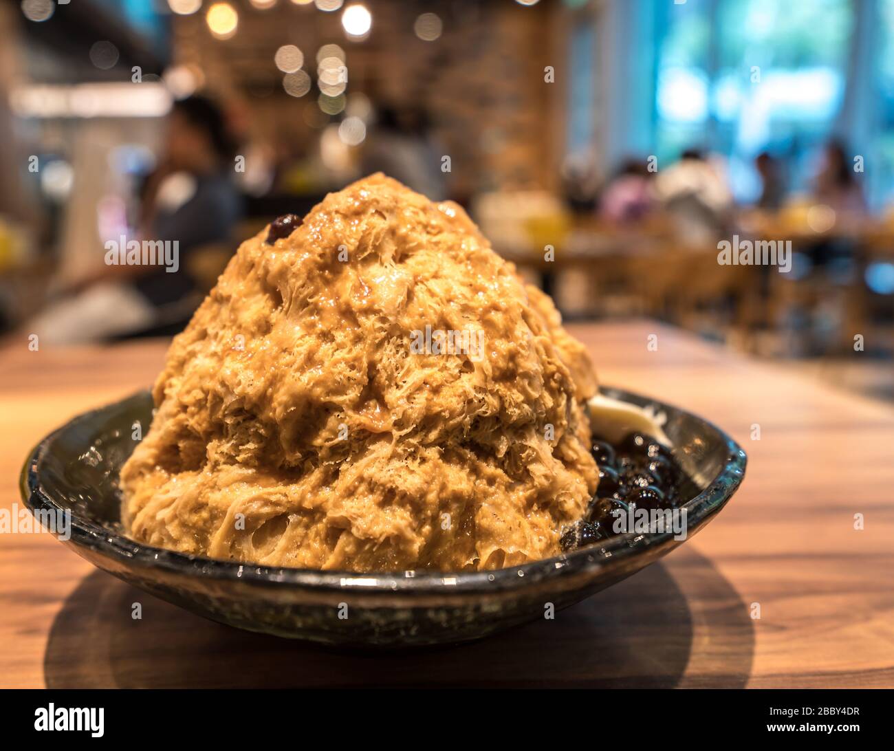 Taiwanais traditionnels avec baobing glace bubble tea, célèbre marché de nuit à Taiwan Banque D'Images