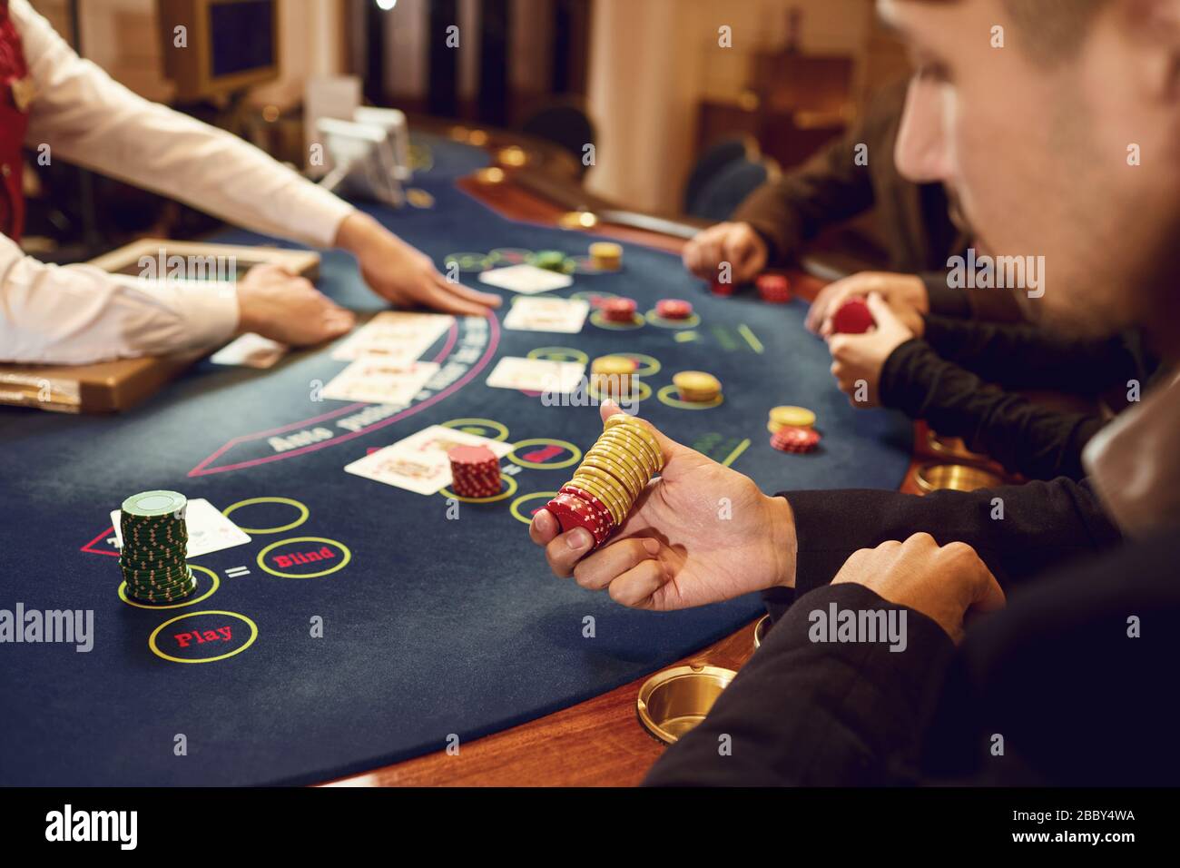 Joueur gamble roulette de poker dans un casino Banque D'Images