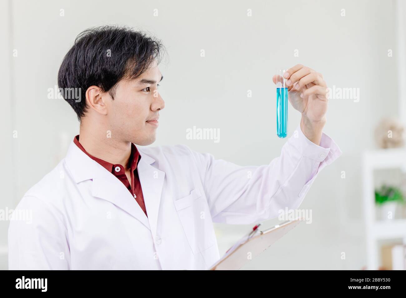 Scientifique heureux de découvrir avec succès de nouvelles formules de médicaments le meilleur travail dans le laboratoire de science médicale Banque D'Images