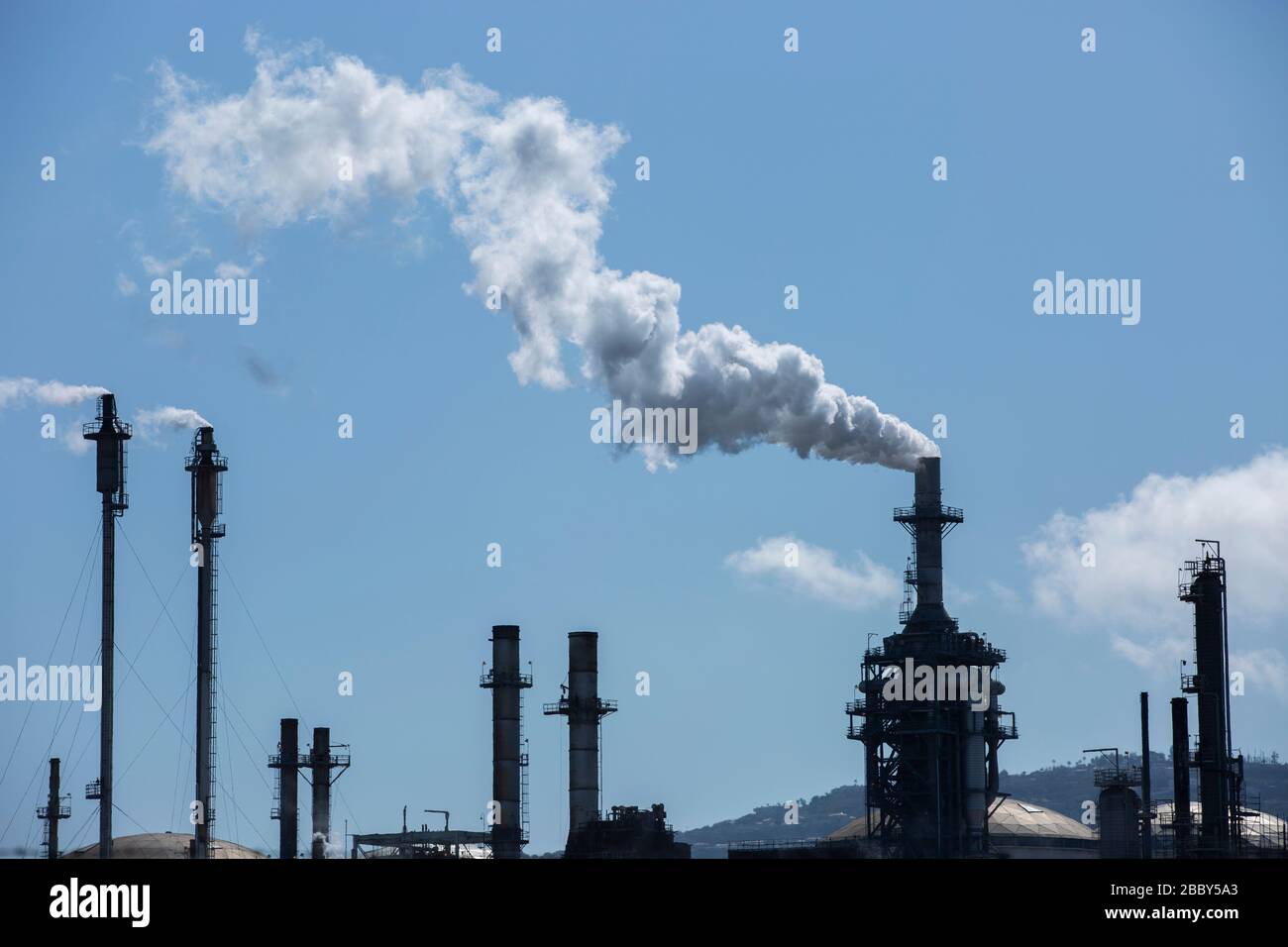 Les raffineries de pétrole ont cracher du dioxyde de carbone. Banque D'Images