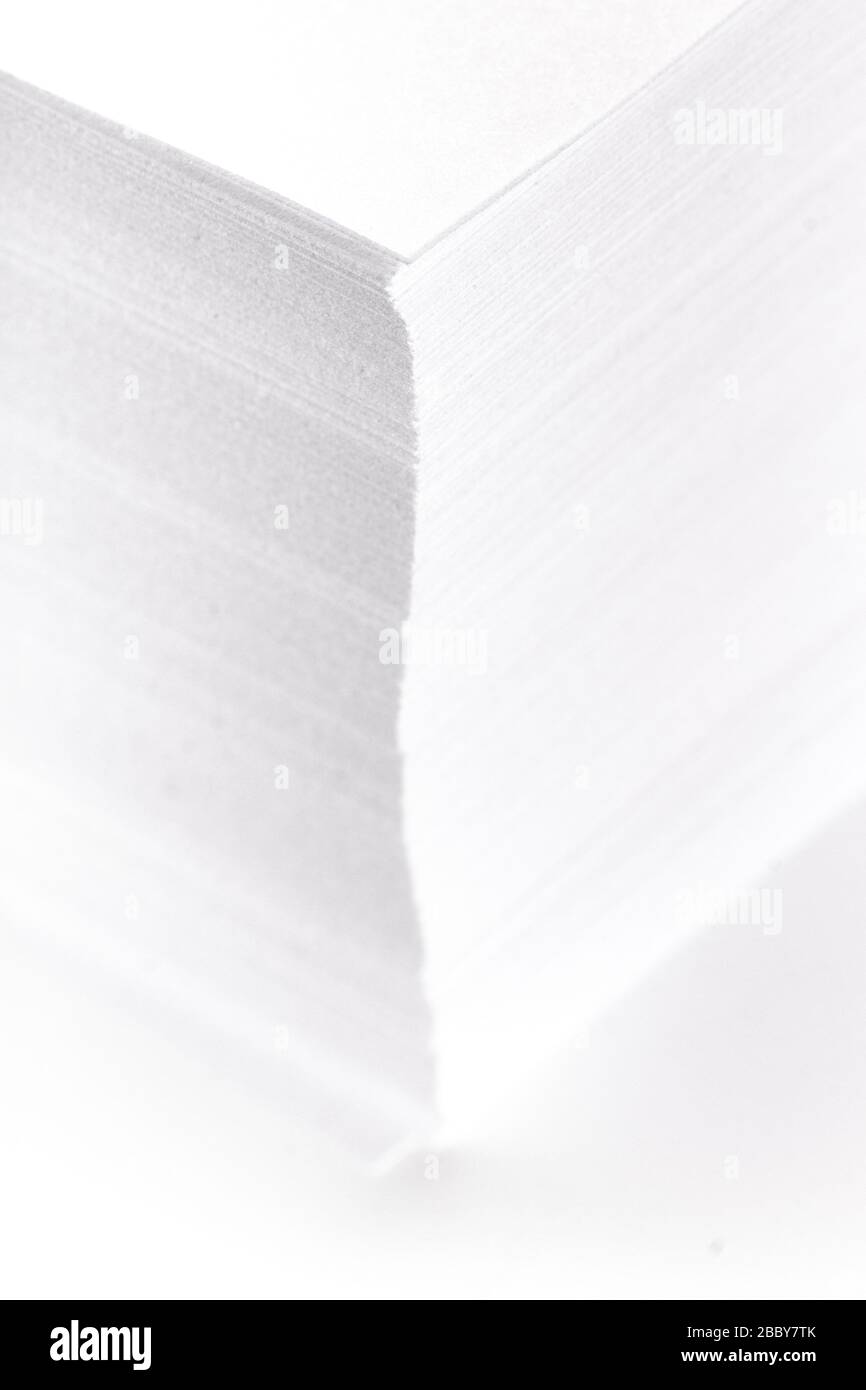 Pile de papier blanc de bureau sur fond clair, vue de dessus, place pour le texte. Banque D'Images