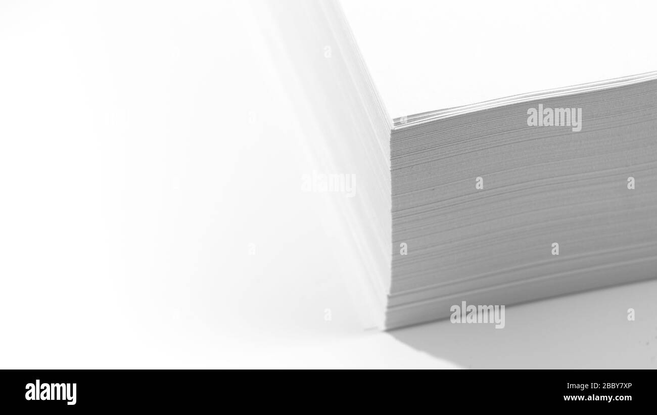 Pile de papier blanc de bureau sur fond clair, vue de dessus, place pour le texte. Banque D'Images