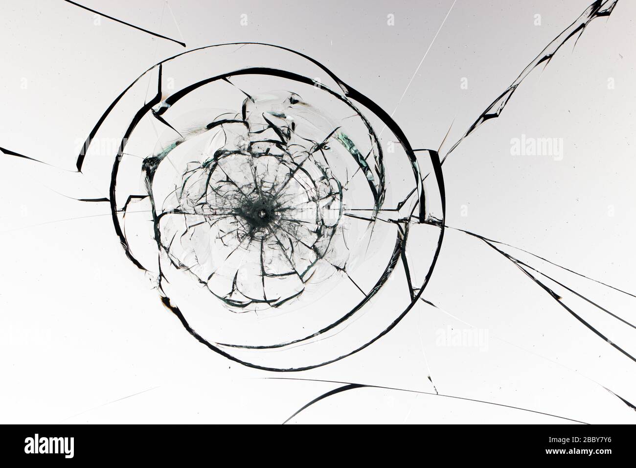 Trous de billes en verre sur fond blanc Banque D'Images