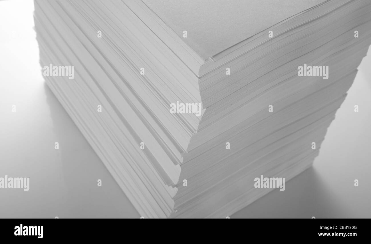 Pile de papier blanc de bureau sur fond clair, vue de dessus, place pour le texte. Banque D'Images