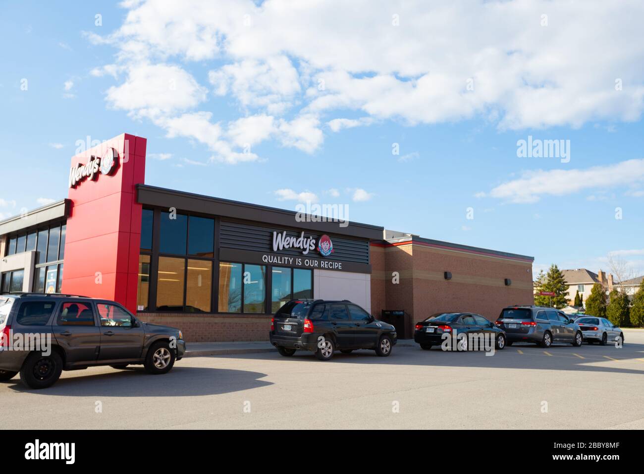 Des voitures sont à votre disposition au restaurant de restauration rapide Wendy's au drive. Les prises de vue et le drive sont plus occupés en raison de la pandémie du virus Corona Banque D'Images