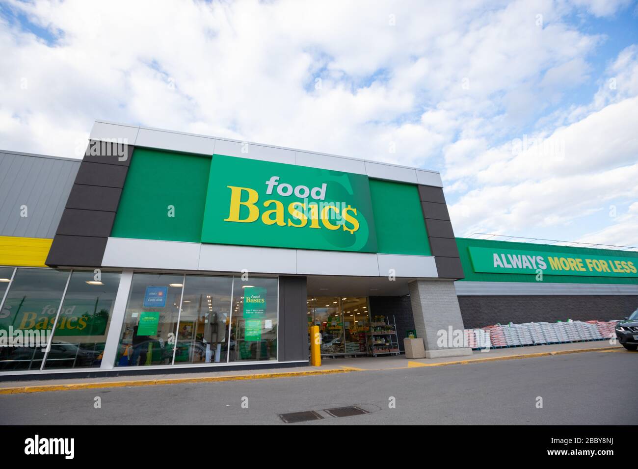 Épicerie Food Basics. Food Basics Ltd est une super chaîne canadienne appartenant à Metro Inc. Banque D'Images