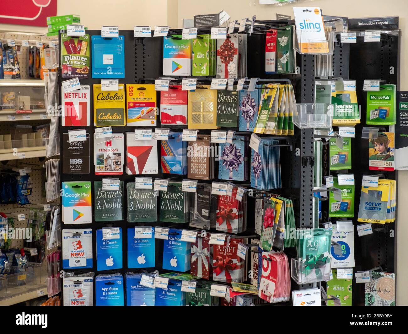 Support de carte-cadeau dans un magasin de proximité avec Apple, Google, Delta, HBO et bien plus encore Banque D'Images