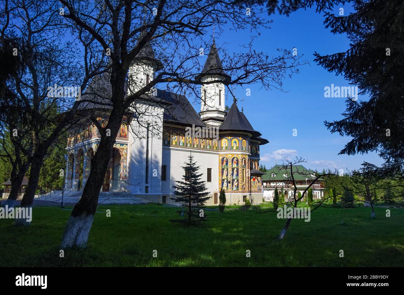 L'église du Séminaire théologique Veniamin Costachi du Monastère Neamt, la seule église du comté de Neamt avec peinture extérieure. Banque D'Images