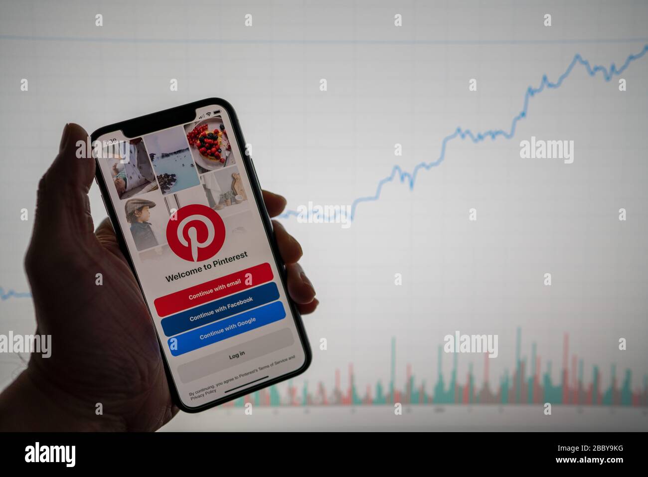 Pinterest app au téléphone avec tableau des actions financières blanches avec hausse des prix positive en arrière-plan Banque D'Images