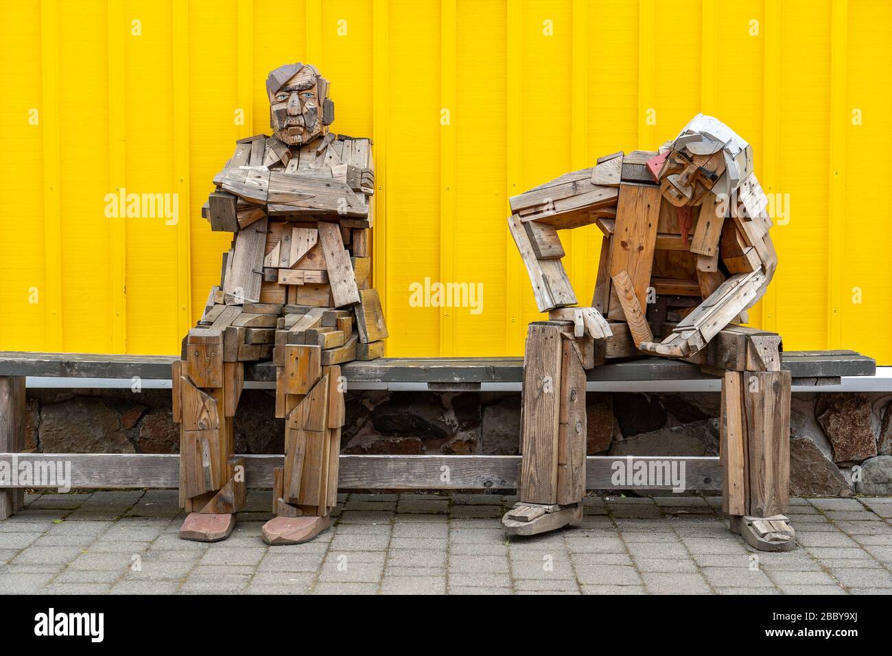 Siglufjordur, Islande - une sculpture en bois de deux vieux hommes assis sur un banc Banque D'Images