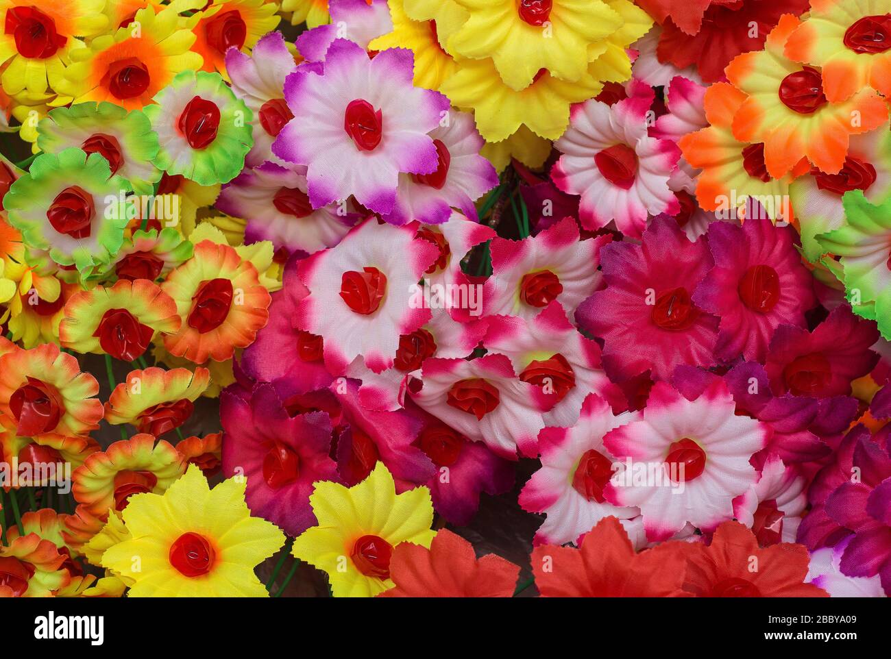 Fleurs en plastique multicolores artificielles ou falsifiées pour la décoration de mariage et autres cérémonies Banque D'Images
