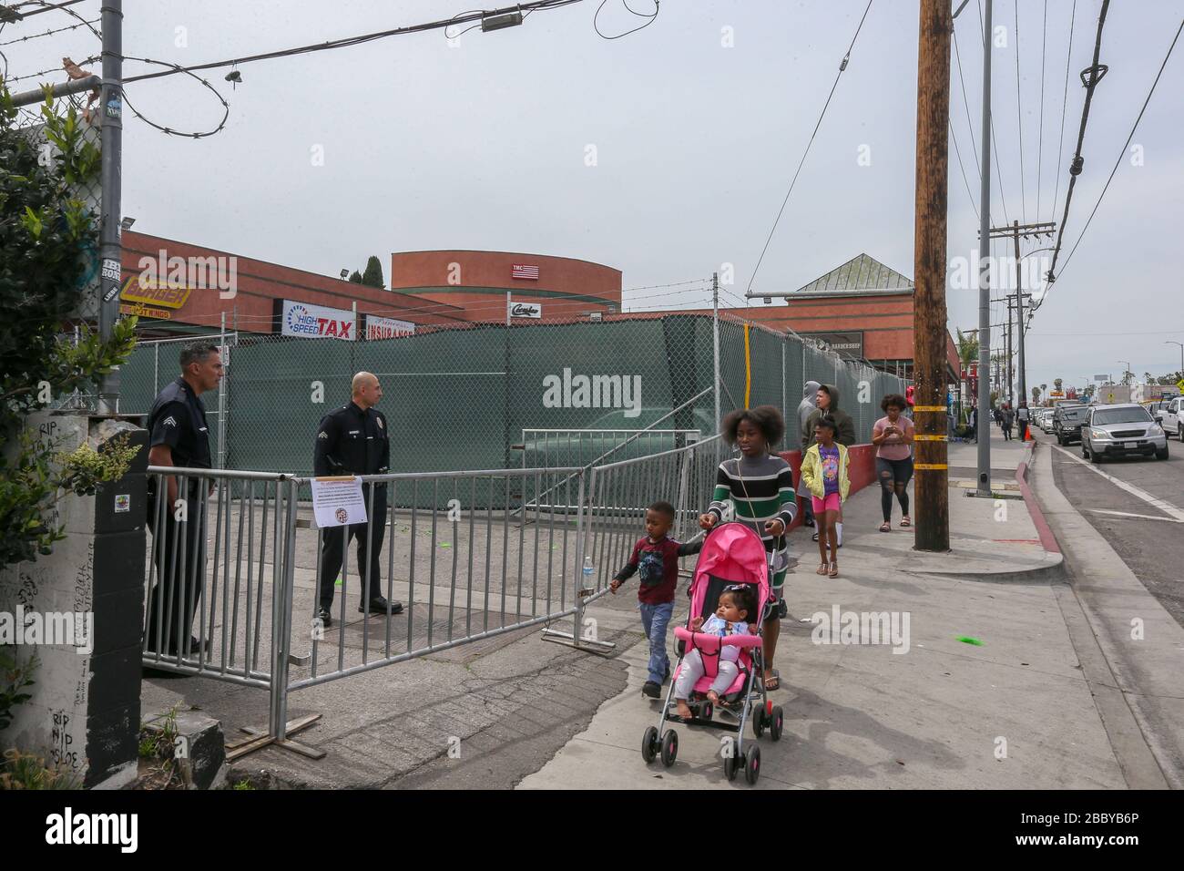 Les officiers du LAPPD se tiennent devant le magasin Nipsey hussle Marathon, situé au 3420 W Slauson Ave F, à la suite de la pandémie de Coronavirus COVID-19, le mardi 31 mars 2020 à Los Angeles, Californie, États-Unis. (Photo par IOS/Espa-Images) Banque D'Images