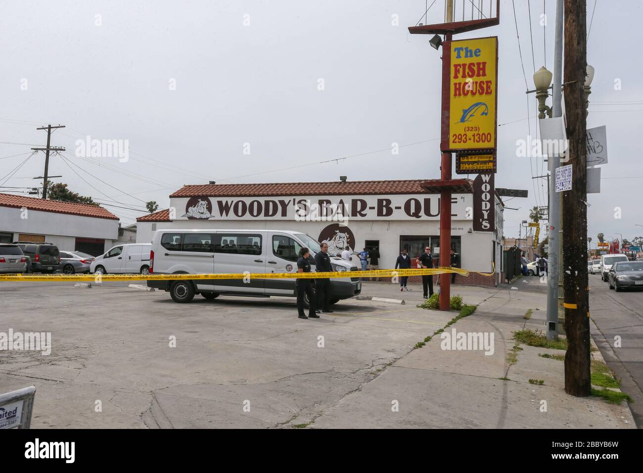 Les officiers de la LAPPD se tiennent devant la Fish House et le Woody's Bar-B-que, situé au 3420 W Slauson Ave F, à la suite de la pandémie de COVID-19 du coronavirus, le mardi 31 mars 2020 à Los Angeles, Californie, États-Unis. (Photo par IOS/Espa-Images) Banque D'Images