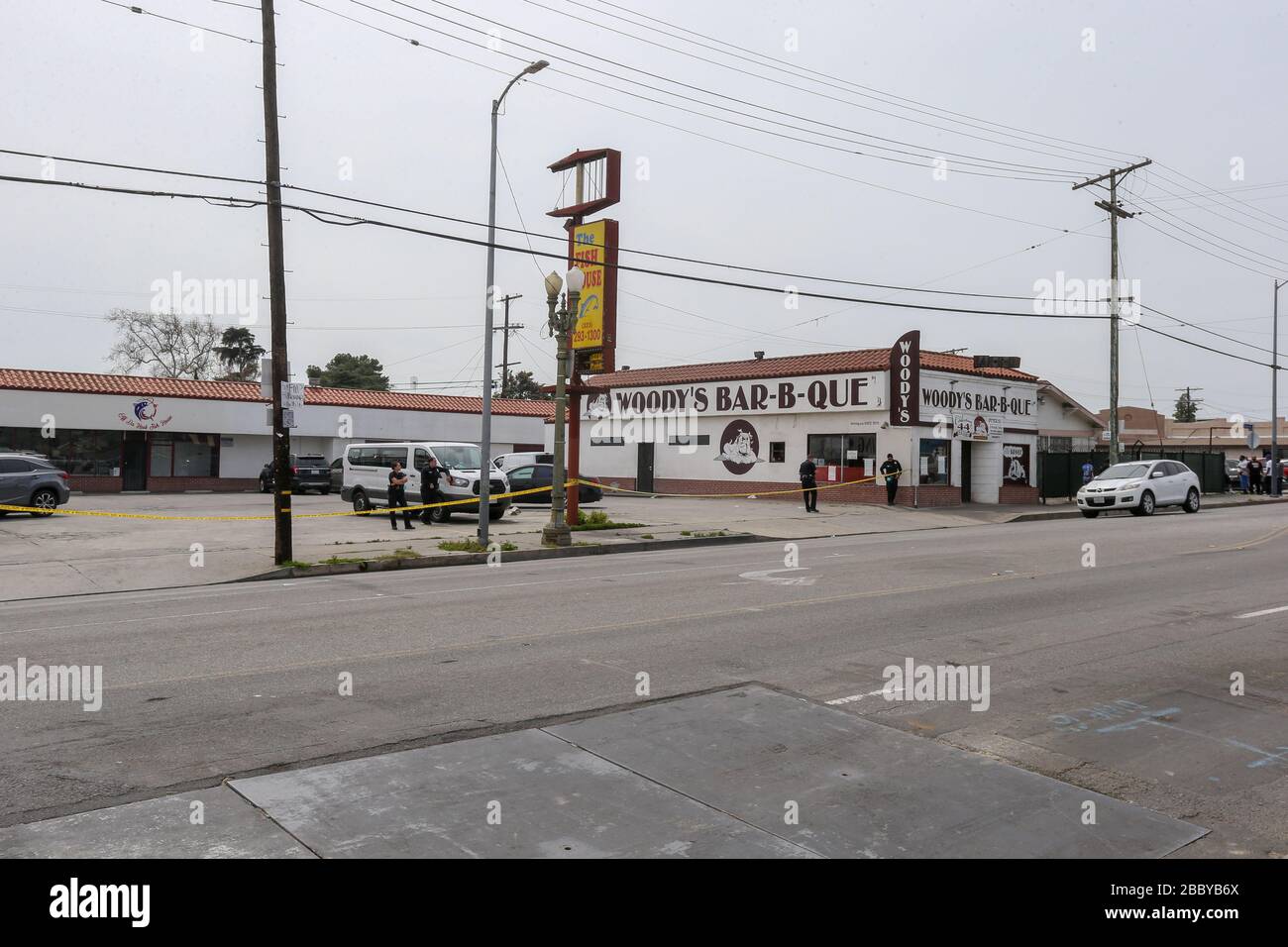 Les officiers de la LAPPD se tiennent devant la Fish House et le Woody's Bar-B-que, situé au 3420 W Slauson Ave F, à la suite de la pandémie de COVID-19 du coronavirus, le mardi 31 mars 2020 à Los Angeles, Californie, États-Unis. (Photo par IOS/Espa-Images) Banque D'Images