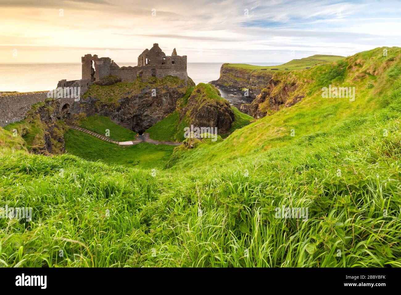 Vue sur les ruines du château de Dunluce. Bushmills, Comté d'Antrim, région d'Ulster, Irlande du Nord, Royaume-Uni. Banque D'Images