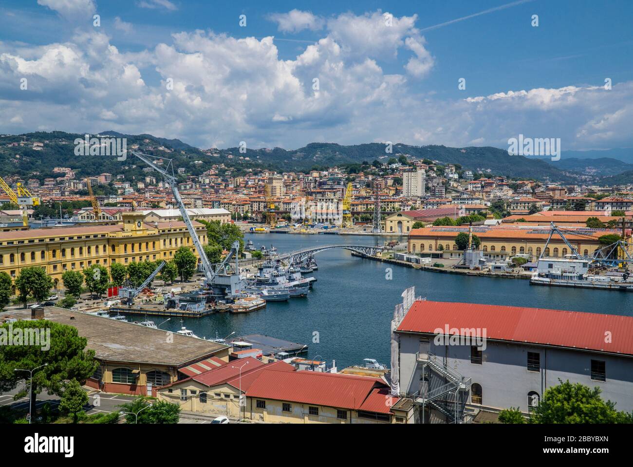 Vue sur la base navale dans le port de la Spezia, Ligurie, Italie Banque D'Images