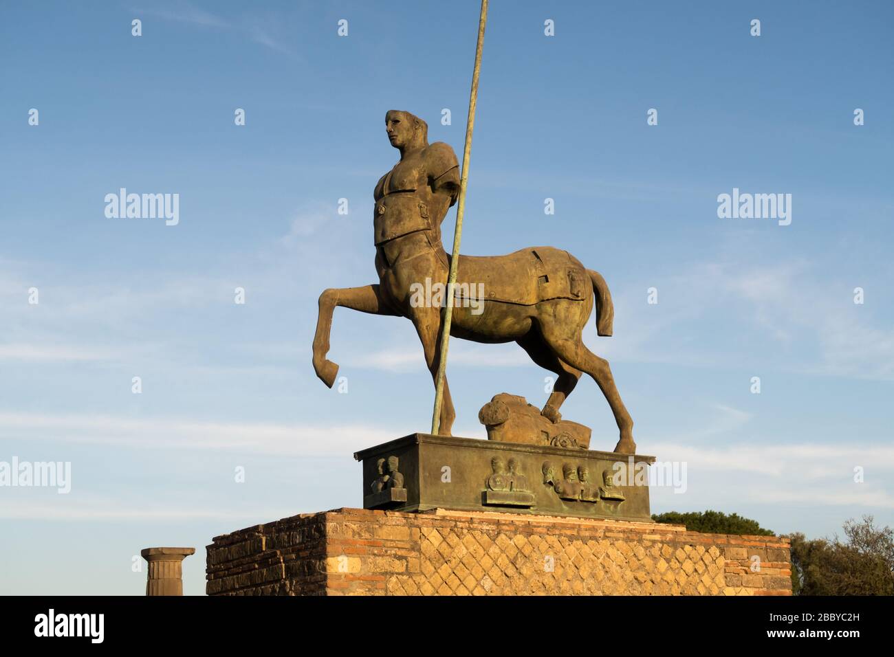 Statue d'un centaure par Igor Mitoraj, à Pompéi, Naples, Italie Banque D'Images