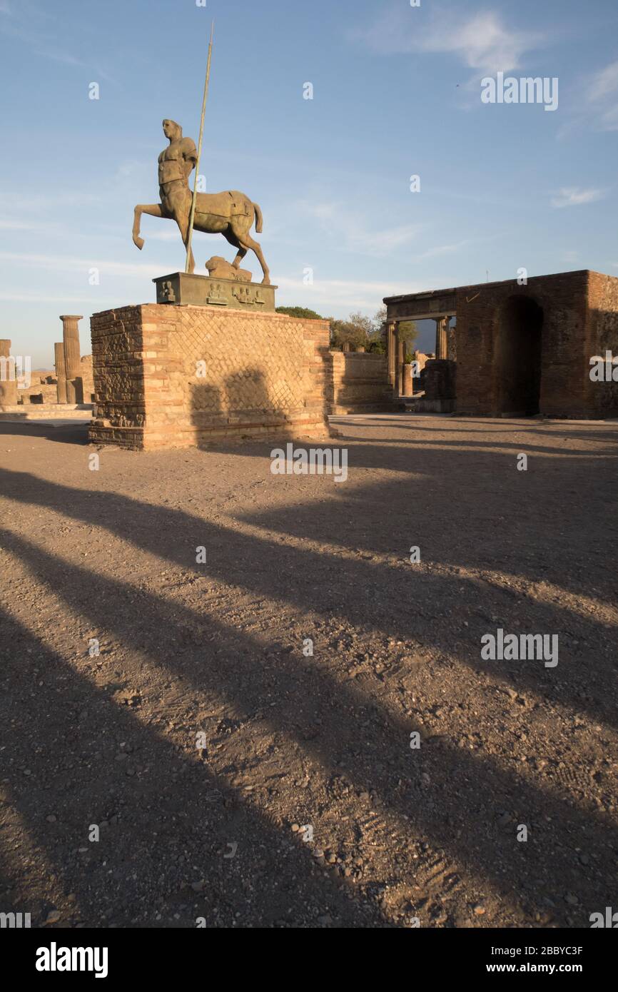 Statue d'un centaure par Igor Mitoraj, à Pompéi, Naples, Italie Banque D'Images