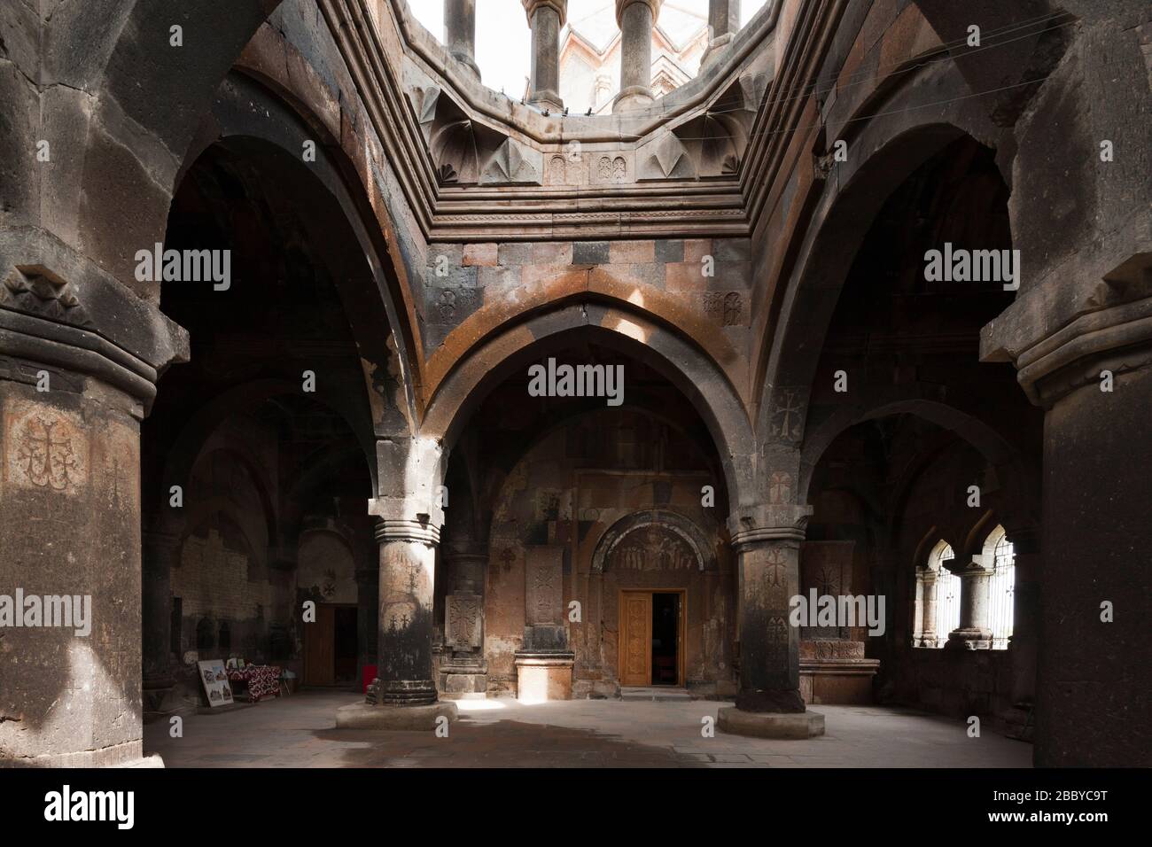 L'intérieur de Hovhannavank est le monastère médiéval arménien, l'église arménienne, le village d'Ohanavan, la province d'Aragatsotn, l'Arménie, le Caucase, l'Asie Banque D'Images