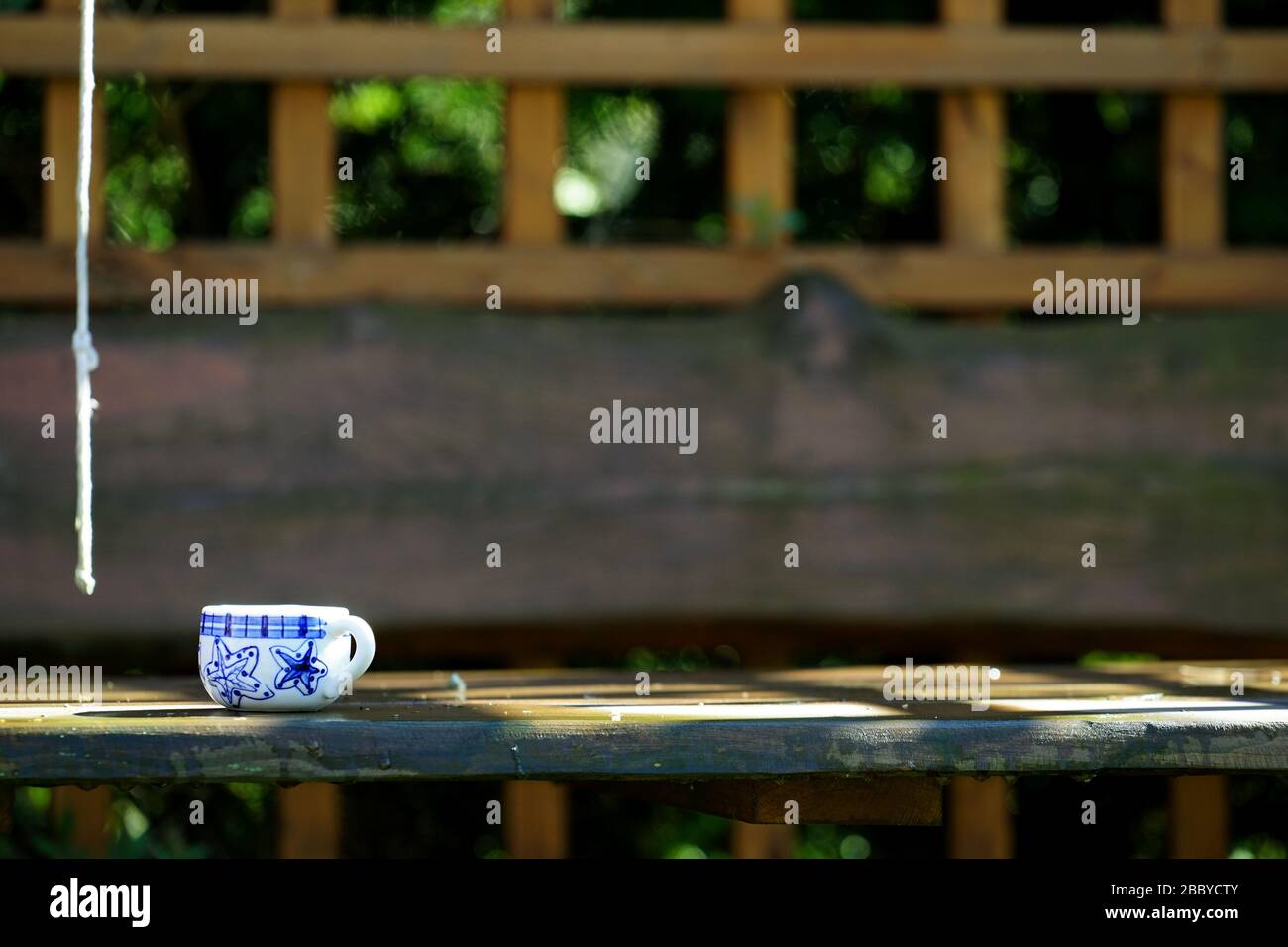 taeuillez sur une table mouillée dans un belvédère de jardin Banque D'Images