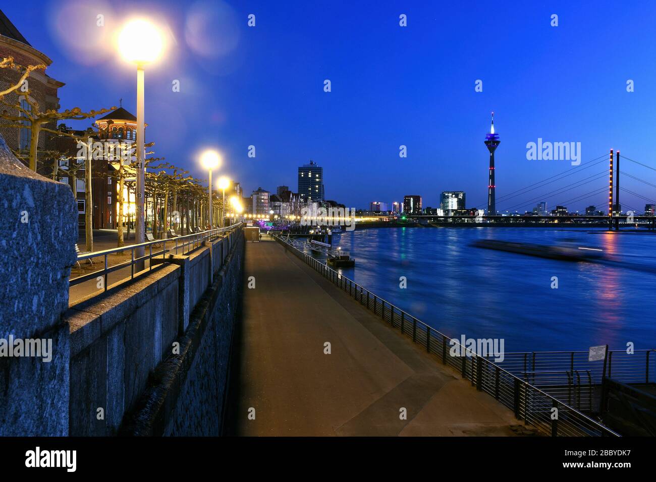 Des rues vides le soir à Düsseldorf pendant la crise de Corona, promenade du Rhin. Banque D'Images