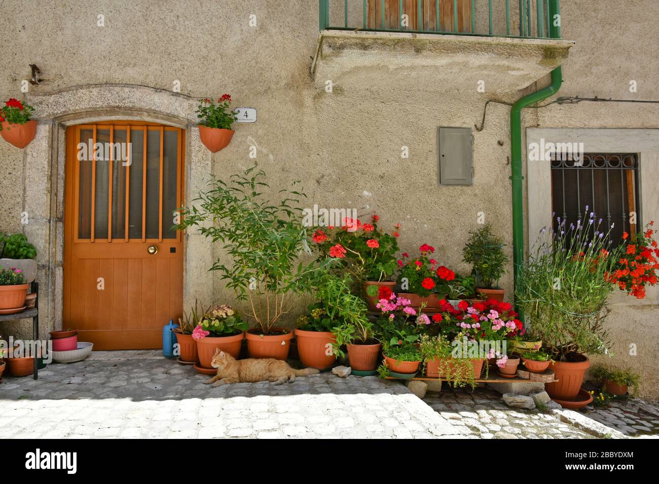 La porte d'entrée dans une maison à Civitella Alfedena, village dans la région des Abruzzes, Italie Banque D'Images