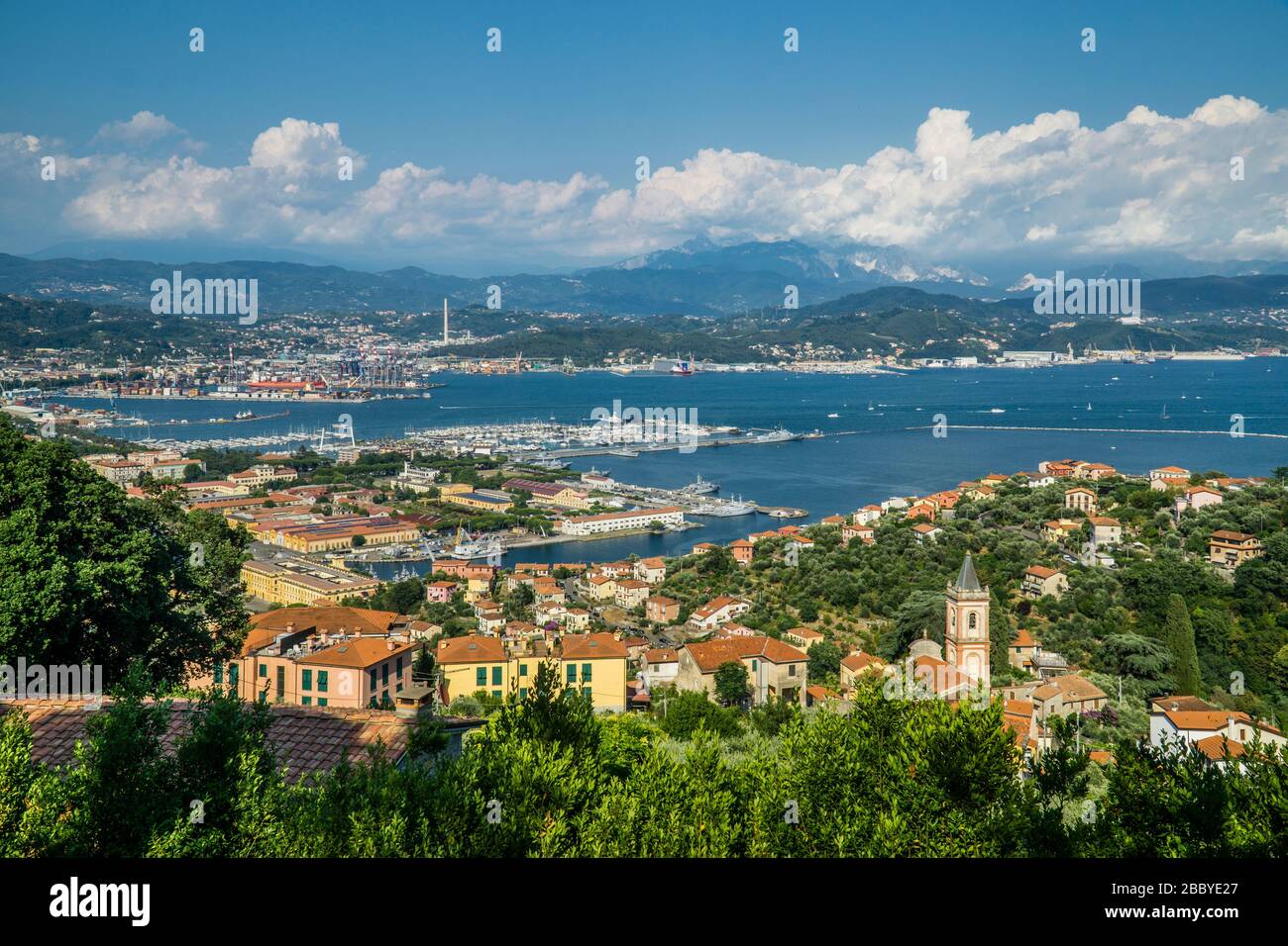 Vue sur la base navale dans le port de la Spezia Ligurie, Italie Banque D'Images