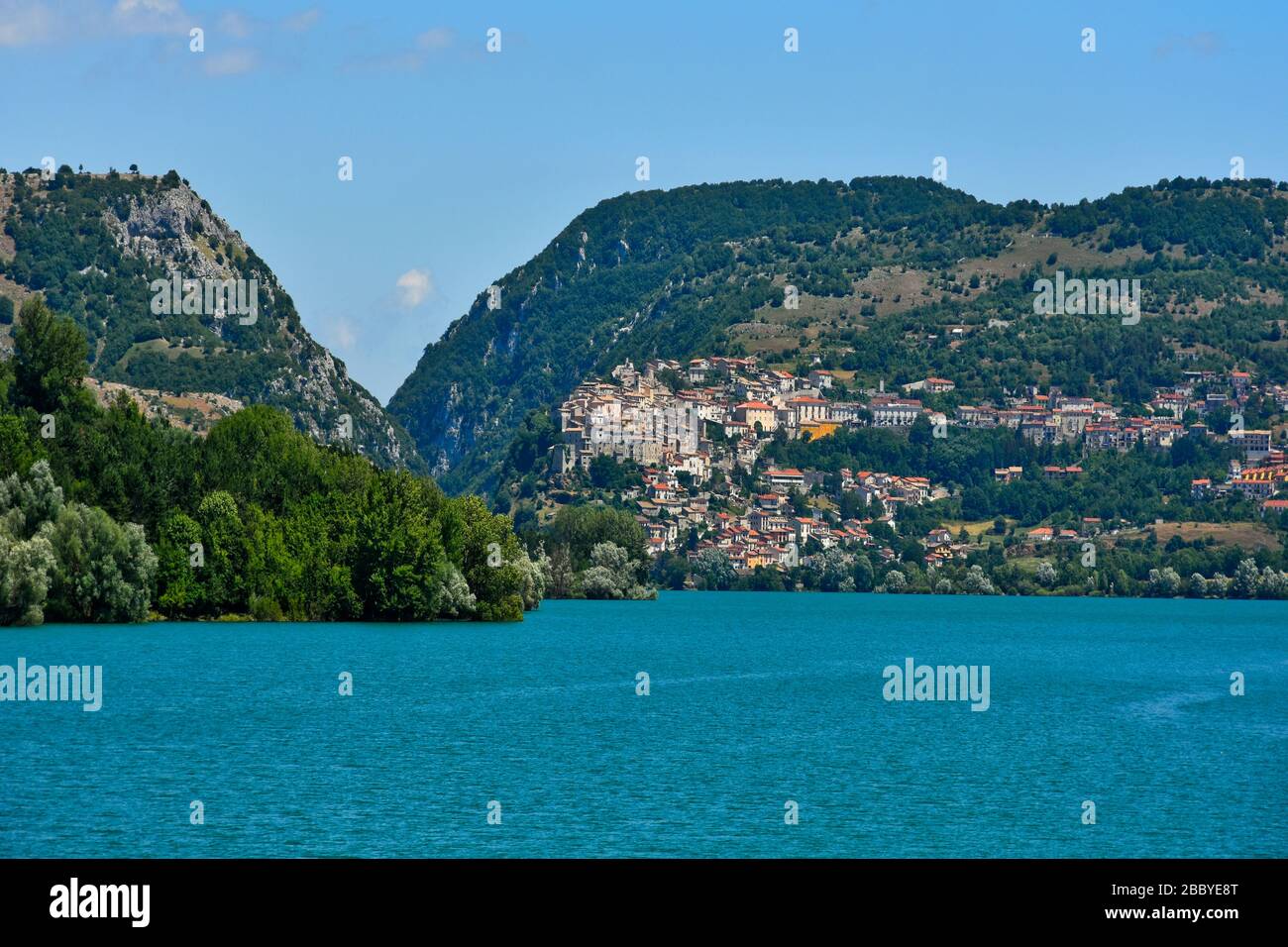 Vue sur le lac Barrea dans la région des Abruzzes, en Italie Banque D'Images