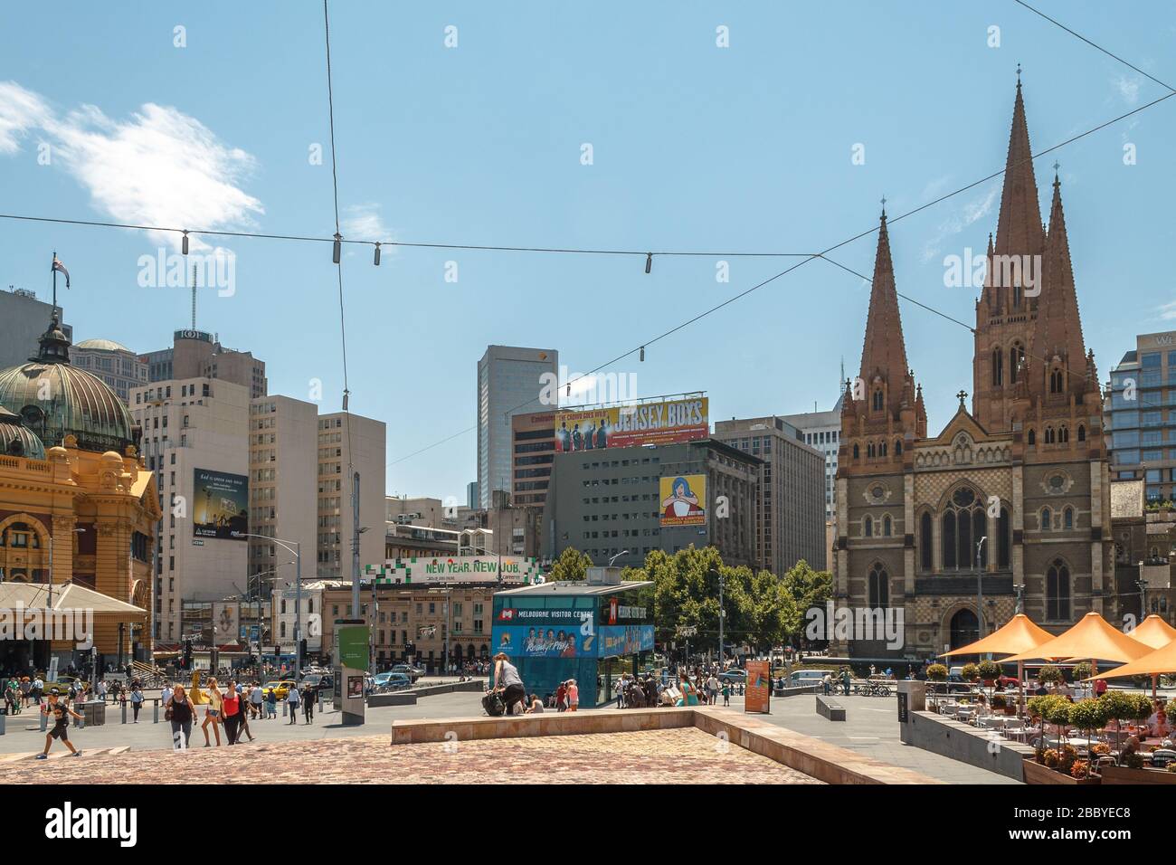 Federation Square avec la gare de Flinders Street et la cathédrale Saint-Paul à Melbourne Banque D'Images