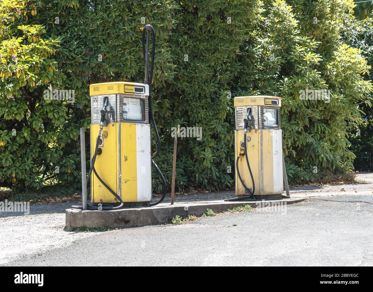 Deux anciens distributeurs de carburant dans une station-service en Australie Banque D'Images
